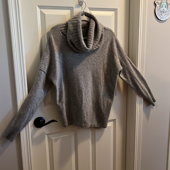 CASHMERE!! Tommy Bahama Sweater (Women’s Large) in a Beautiful Gray…SO SOFT!! - Picture 5 of 7